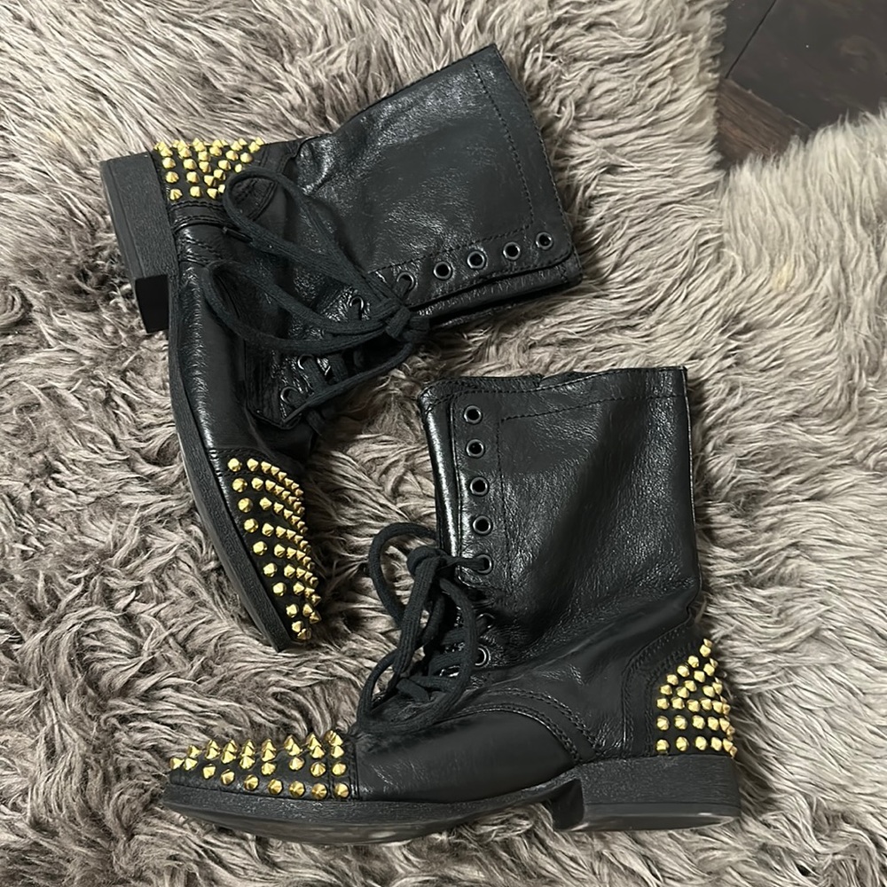 STEVE MADDEN Black Leather Tarnney
Gold Studded Lace Up Ankle Combat